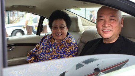 Thế nhưng, vượt qua tất cả những định kiến và lời bàn tán, Trì Trọng Thụy và vợ đã sống hạnh phúc bên nhau tới tận bây giờ.
